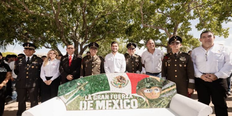 Beto Granados recibe una banca conmemorativa para el Parque Olímpico de Matamoros.