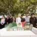 Beto Granados recibe una banca conmemorativa para el Parque Olímpico de Matamoros.