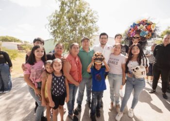 Beto Granados atiende a familias del fraccionamiento Palmares durante Martes en tu Colonia.