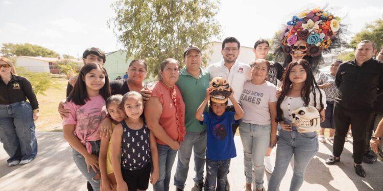 Beto Granados atiende a familias del fraccionamiento Palmares durante Martes en tu Colonia.