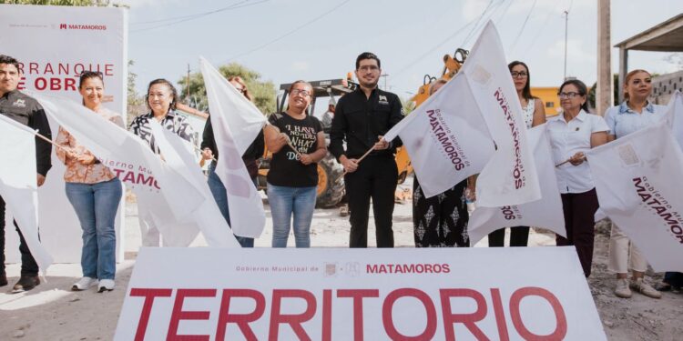 Beto Granados da el banderazo a la pavimentación de la calle SNTE en Las Culturas.