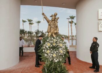 Beto Granados inaugura el muro Héroes de Matamoros en honor a los bomberos caídos.