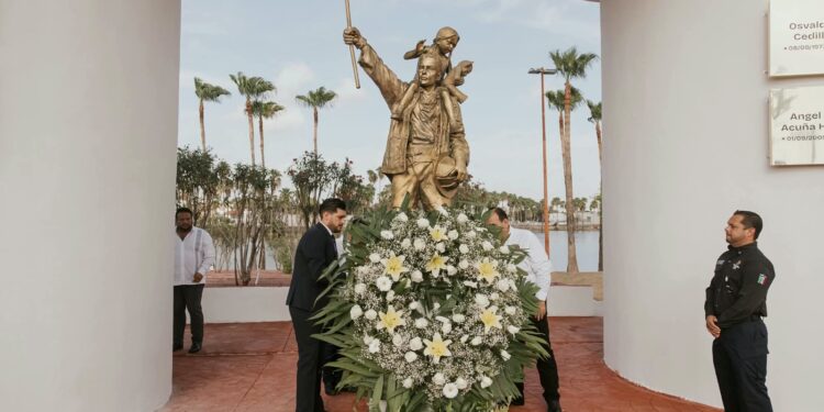 Beto Granados inaugura el muro Héroes de Matamoros en honor a los bomberos caídos.