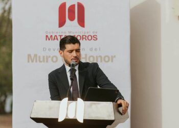 Beto Granados anuncia un bono extraordinario para los bomberos de Matamoros.