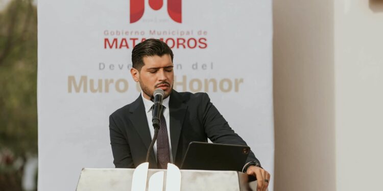 Beto Granados anuncia un bono extraordinario para los bomberos de Matamoros.