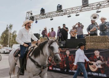 Beto Granados participa en una cabalgata con agrupaciones de Matamoros.