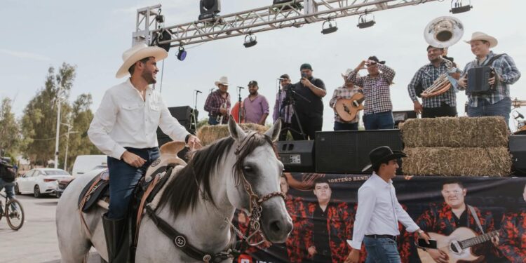 Beto Granados participa en una cabalgata con agrupaciones de Matamoros.