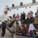 Beto Granados participa en una cabalgata con agrupaciones de Matamoros.