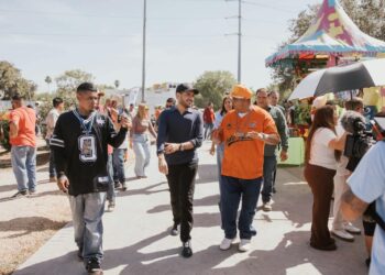 Beto Granados recorre el Mercadito Puerta México y Padre Santo Car Show.