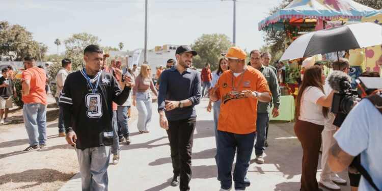 Beto Granados recorre el Mercadito Puerta México y Padre Santo Car Show.