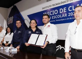 Beto Granados firma la iniciativa para donar dos predios al Instituto Tecnológico de Matamoros.