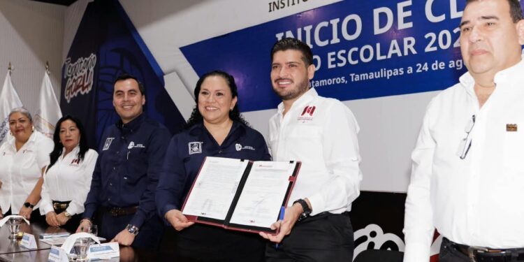Beto Granados firma la iniciativa para donar dos predios al Instituto Tecnológico de Matamoros.