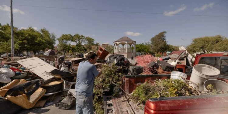 Jornada de descacharrización del Gobierno de Beto Granados en la colonia Mariano Matamoros.