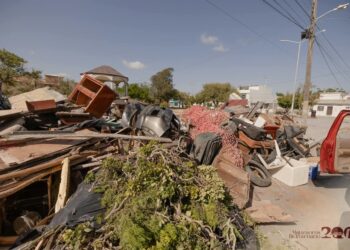 Personal municipal retira más de 25 toneladas de cacharros en la colonia Mariano Matamoros.