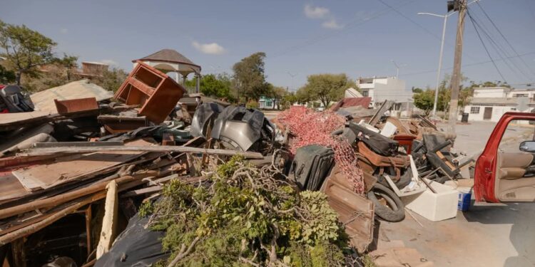 Personal municipal retira más de 25 toneladas de cacharros en la colonia Mariano Matamoros.