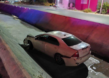 Abandonan dos autos accidentados en Reynosa tras choque y volcadura