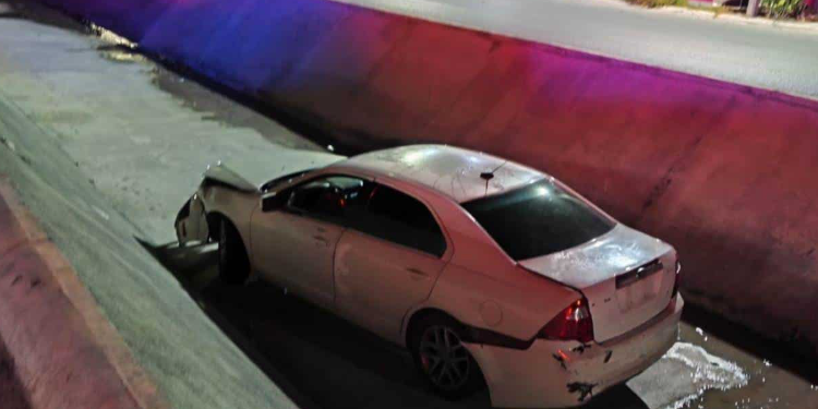 Abandonan dos autos accidentados en Reynosa tras choque y volcadura