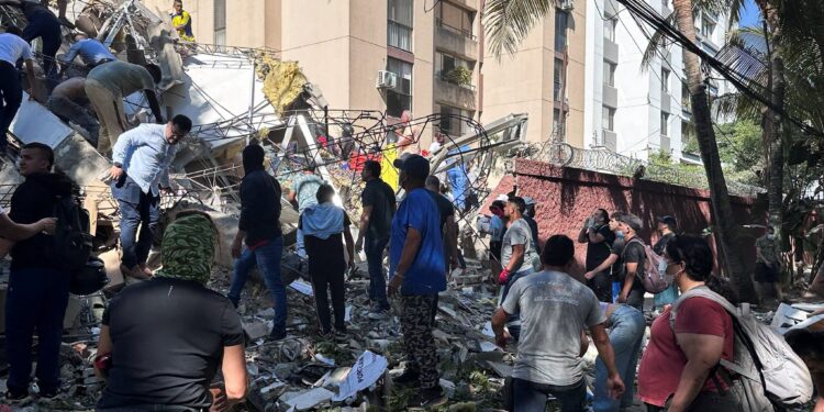 Sismo en Colombia de 7.4 grados deja más de cien muertes y destrucción