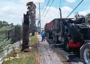 Tráiler incendiado en Matamoros quema cables y deja sin internet a colonias