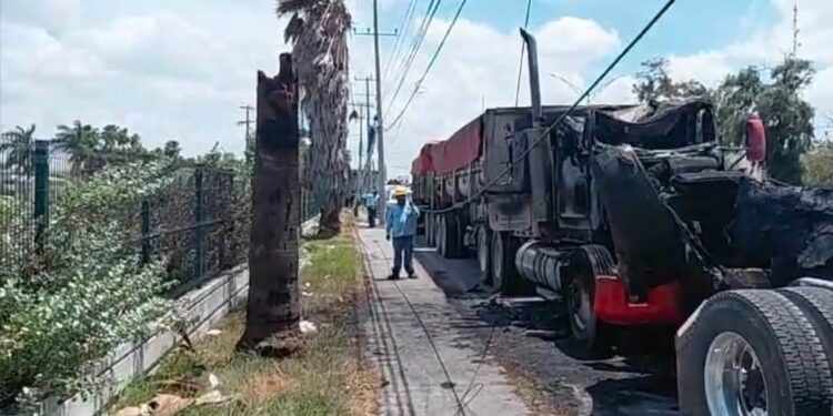 Tráiler incendiado en Matamoros quema cables y deja sin internet a colonias