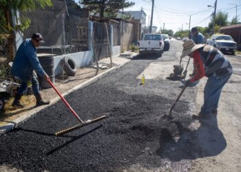 Cuadrillas de bacheo realizan trabajos de mantenimiento en calles de Matamoros