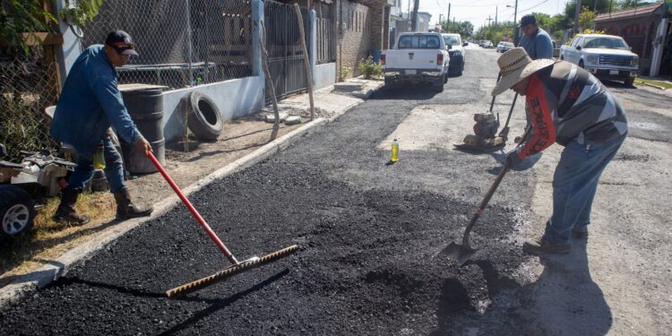 Cuadrillas de bacheo realizan trabajos de mantenimiento en calles de Matamoros
