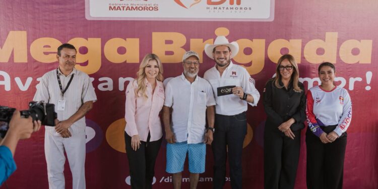 Beto Granados y Anita de Granados durante la mega brigada Avanzando con Amor