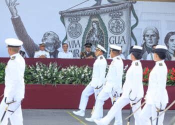 Américo preside desfile cívico-militar por el 216 aniversario de la Independencia de México