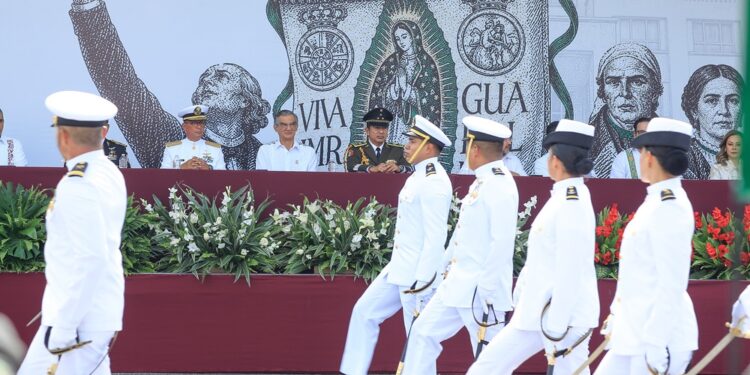 Américo preside desfile cívico-militar por el 216 aniversario de la Independencia de México