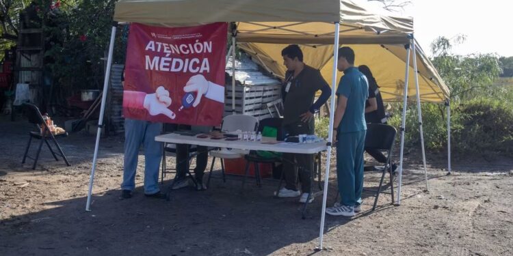 Beto Granados acerca salud y prevención a las familias en la colonia La Paloma