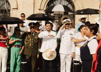 Beto Granados encabeza desfile Cívico Militar por el 216 aniversario de la Independencia de México