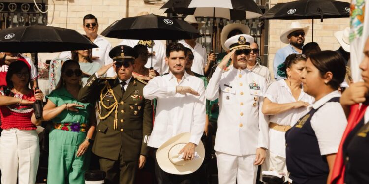Beto Granados encabeza desfile Cívico Militar por el 216 aniversario de la Independencia de México