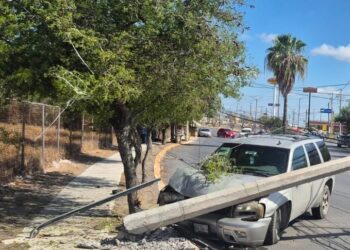 Camioneta cae a canal de agua en Reynosa y otra choca con un poste