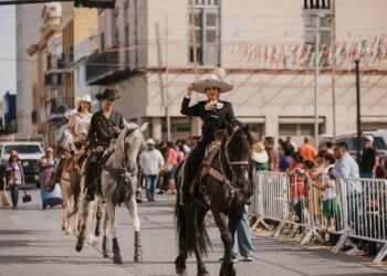 Desfile del 16 de septiembre reúne a estudiantes y militares en Matamoros