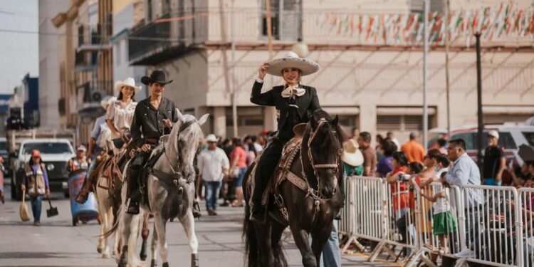 Desfile del 16 de septiembre reúne a estudiantes y militares en Matamoros