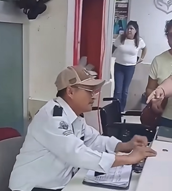 Guardia de seguridad exige uso de cubrebocas en el ISSSTE; sino llevas te lo vende