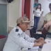 Guardia de seguridad exige uso de cubrebocas en el ISSSTE; sino llevas te lo vende
