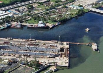 Mancha de hidrocarburo en río Pánuco pega a la pesca; PEMEX afirma que limpia