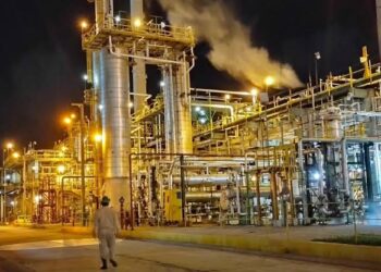 Mancha de hidrocarburo en río Pánuco pega a la pesca; PEMEX afirma que limpia