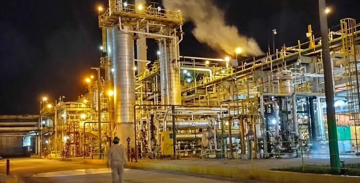 Mancha de hidrocarburo en río Pánuco pega a la pesca; PEMEX afirma que limpia