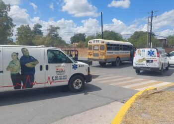 Pesera Pereño-Brisas y camioneta chocaron en Matamoros