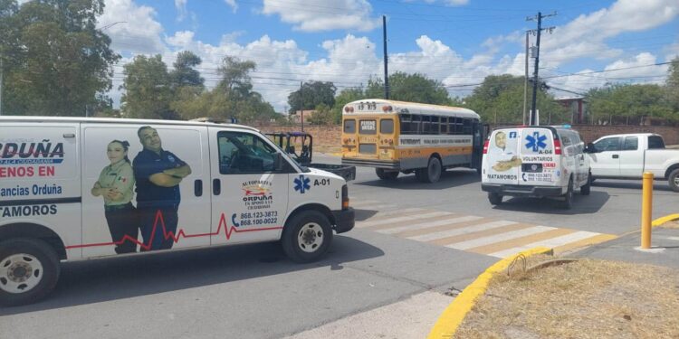 Pesera Pereño-Brisas y camioneta chocaron en Matamoros