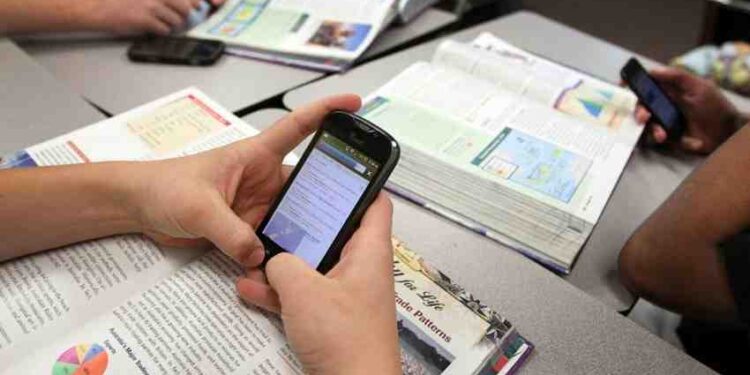 Prohibirán celulares en escuelas de Tamaulipas a partir de noviembre