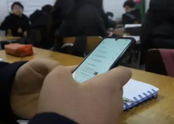 SET afirma que familias respaldan regulación de celulares en escuelas