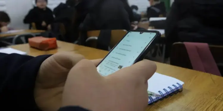 SET afirma que familias respaldan regulación de celulares en escuelas