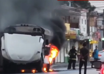 Se incendia autobús de personal en Reynosa; pasajeros logran escapar