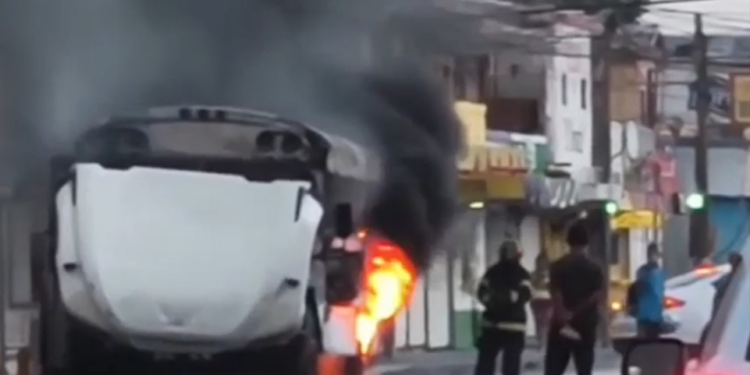 Se incendia autobús de personal en Reynosa; pasajeros logran escapar