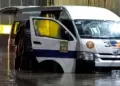 Seis pasajeros murieron intoxicadas con gas en combi en Edomex durante inundación