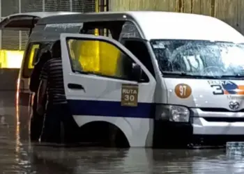 Seis pasajeros murieron intoxicadas con gas en combi en Edomex durante inundación
