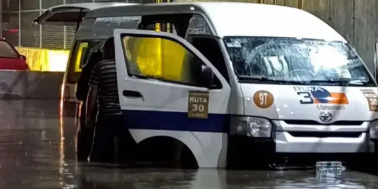 Seis pasajeros murieron intoxicadas con gas en combi en Edomex durante inundación